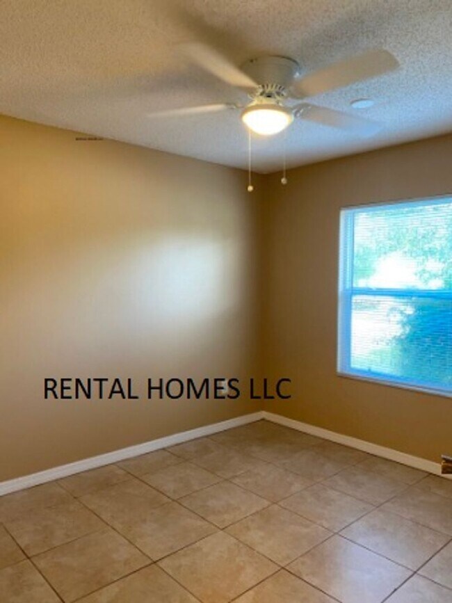 Building Photo - Two Bedroom and Two Bathroom Townhome Minu...