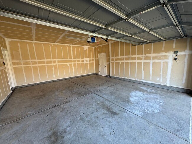 Building Photo - Two story home in Gated Community & Near Shopping center Available Now!