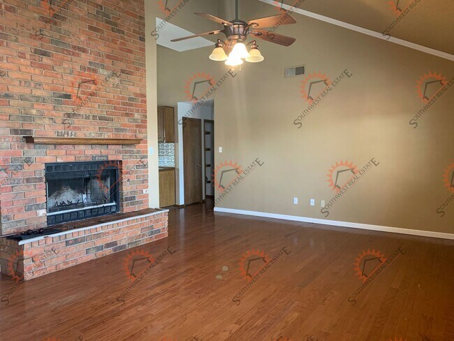 Building Photo - 3 BEDROOM/2 FULL BATH/2 CAR GARAGE