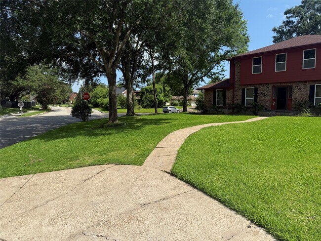 Foto del edificio - 3232 Parkwood Dr