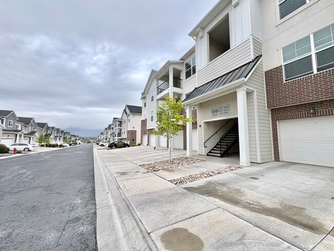 Building Photo - Spacious & Bright 3 Bedroom Condo with Pool Access, Garage, and Prime Lehi Location!