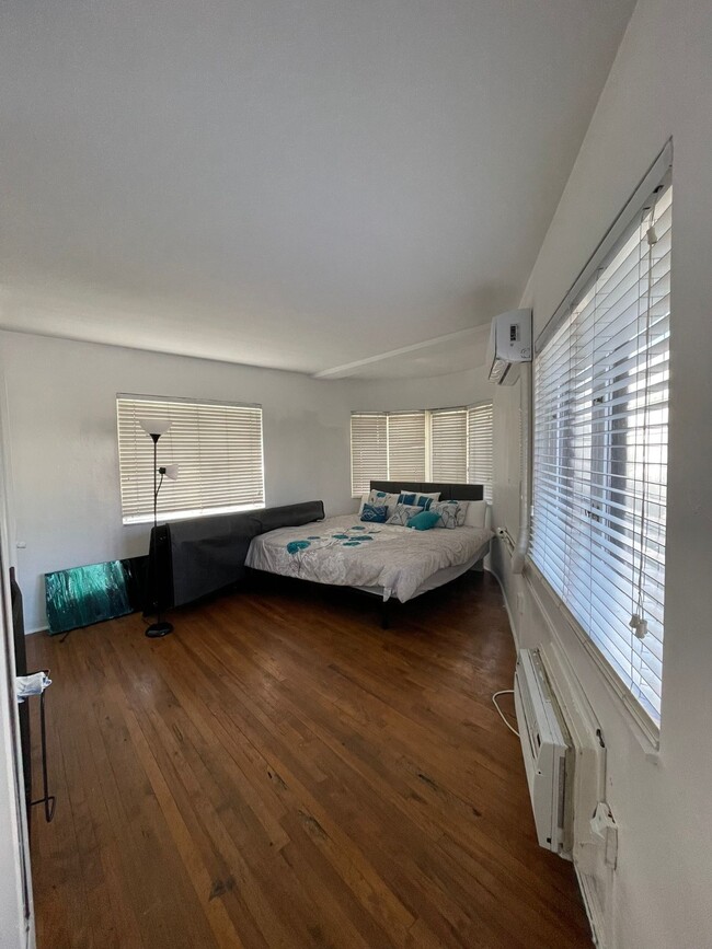 Foto del edificio - 841 W 40th St
