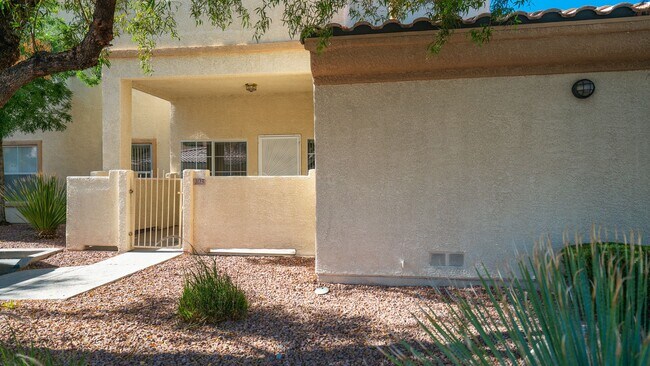 Building Photo - 2 Bedroom 2 Bath Condo with 1 Car Garage