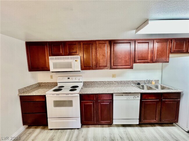 Foto del edificio - 4380 Sandy River Dr