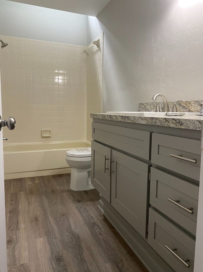 Building Photo - Large 3 Bedroom, 2 Bathroom Home Overlooking Lake - Turkey Creek Community