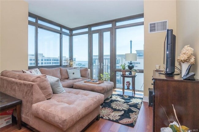 Living room - 175 Huguenot St