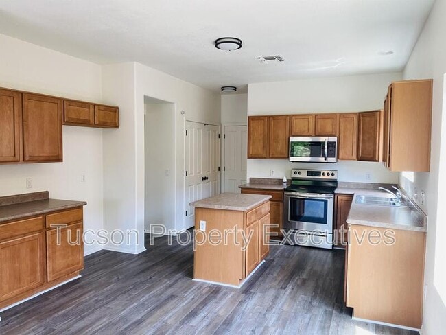 Building Photo - 11879 W Fontenelle Dr