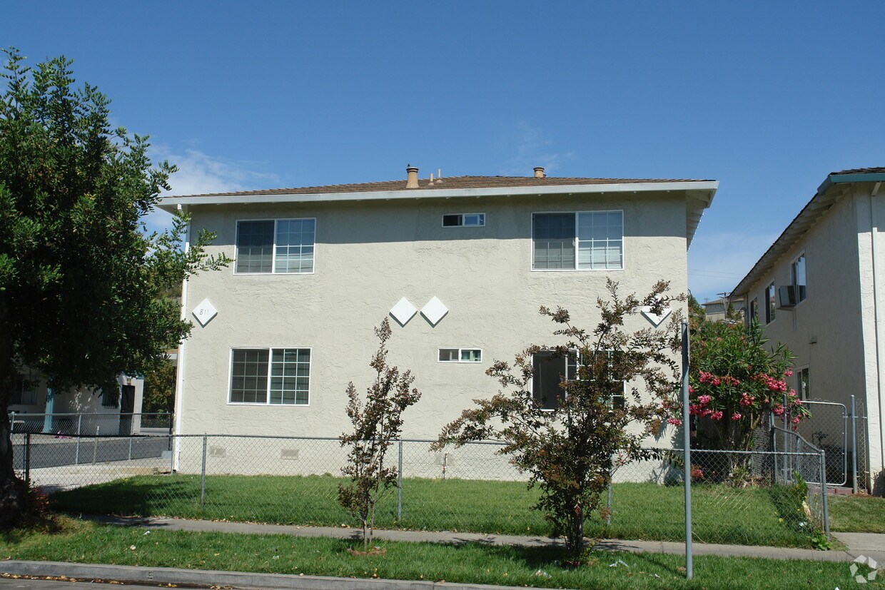 Building Photo - 811 Farm Dr