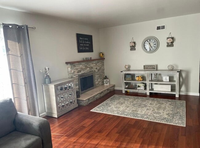 El otro lado con el FP - 2336 Aram Ave