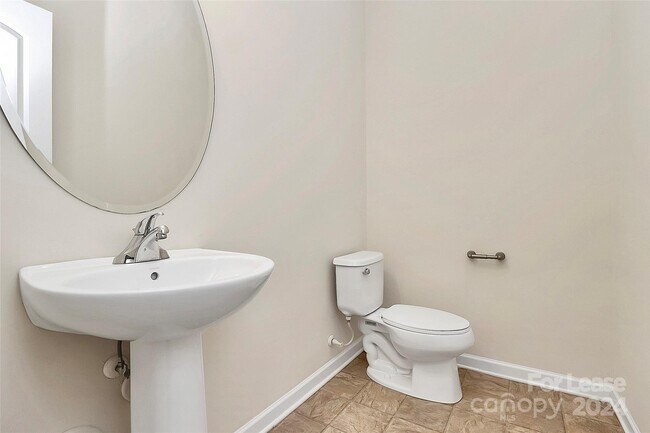 Foto del edificio - 7107 Adare Mews Rd