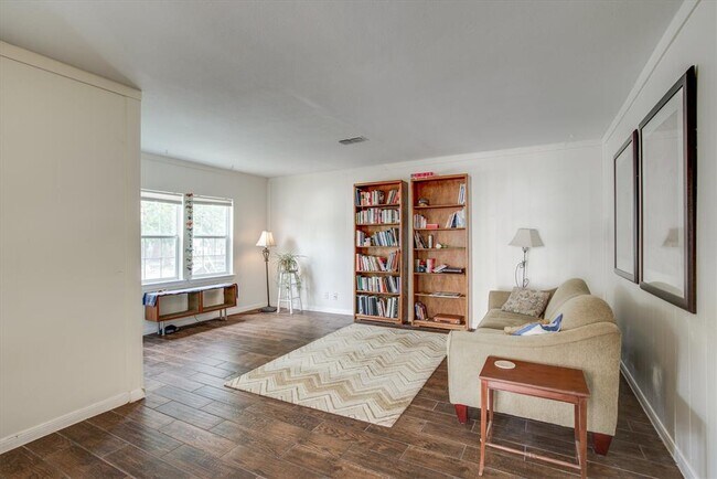 Building Photo - 4615 Ribbecke Ave
