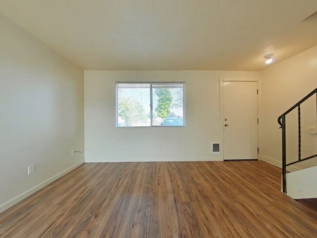 Building Photo - 2 Bedroom Apartment ~ Centrally Located ~ Philomath