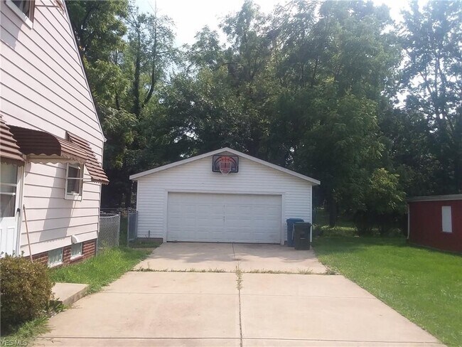 Foto del edificio - 10813 W Pleasant Valley Rd