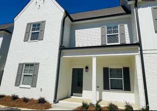 Building Photo - 520 Meadowcrest Building Photo - 520 Meadowcrest