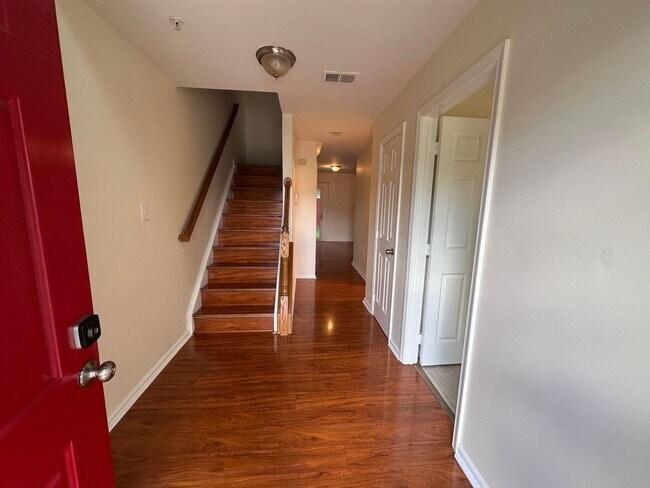 Foto del edificio - 4 bedroom 3 bath townhome available for rent