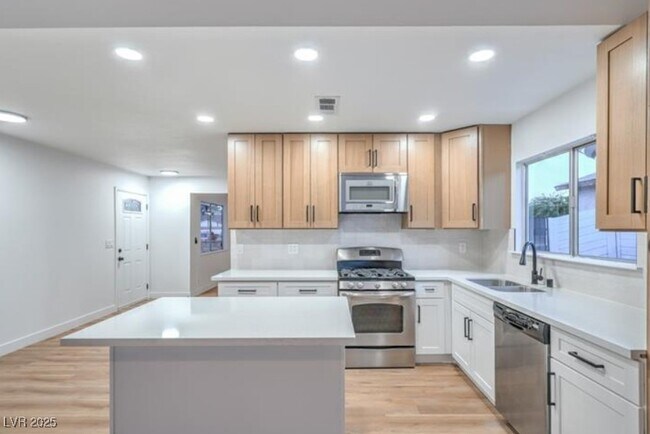 Foto del edificio - 3676 N Braewood Ave