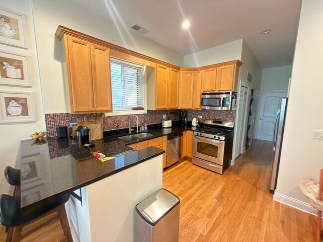 Building Photo - Beautifully updated & maintained 2 bed/2 bath Noble Square condo in an intimate 3 unit building.