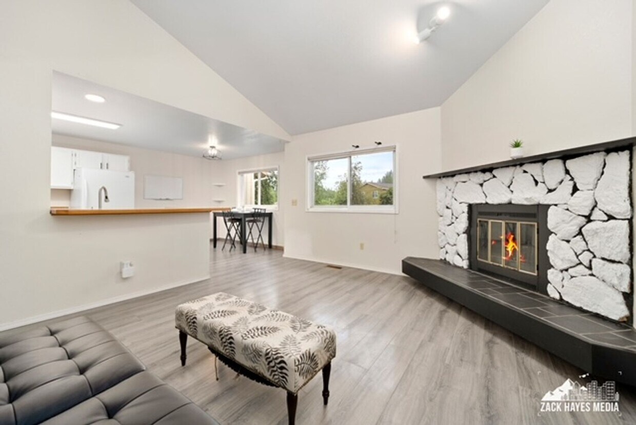 Primary Photo - Stylish 3 Bedroom, 3 Bath Townhome in East...
