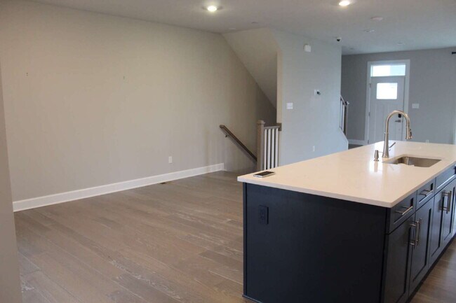 Foto del edificio - Exquisite 3-Bed Townhouse in Moon Township with Scenic Views & Modern Finishes!