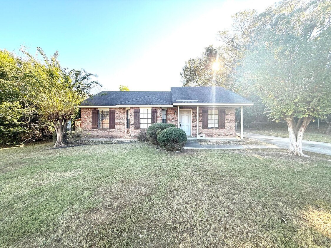 Foto principal - ** 3 bed 2 bath located in Millbrook ** Ca...