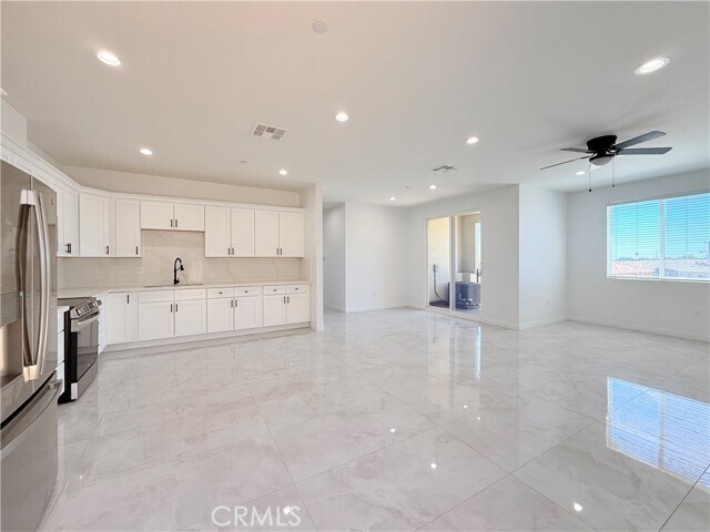 Foto del edificio - 8153 Banana Ave