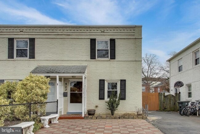 Building Photo - 903 S Irving St