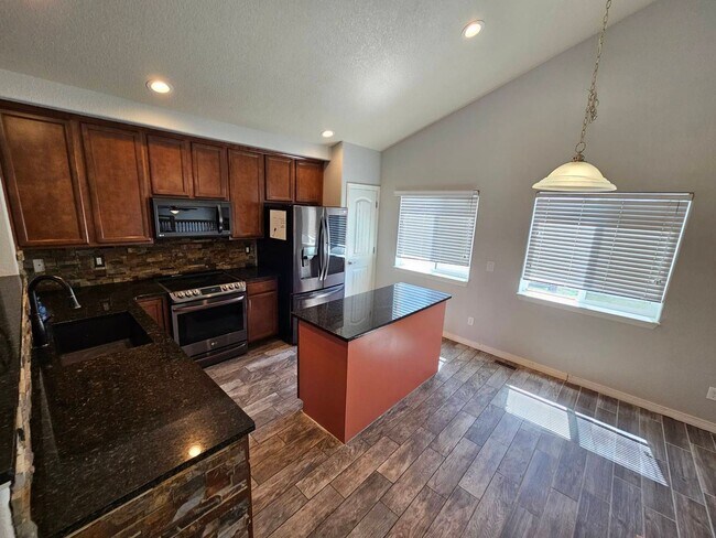 Foto del edificio - 5 Bed 4 Bath In Fountain!!!