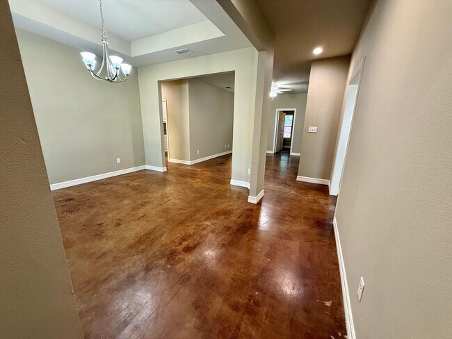 Building Photo - Elegant 4-bed/2-bath plus Garage!