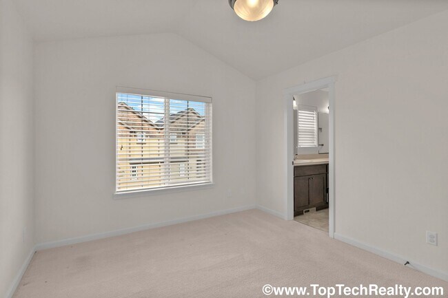 Building Photo - Charming 3 BD* 2.5 BA* Townhome! Excellent...