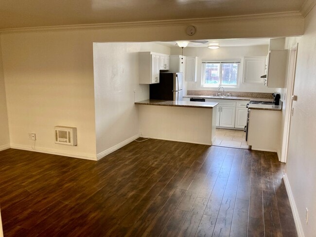 Building Photo - 1 Bedroom Just Blocks From the Ocean