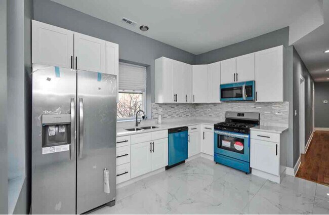 Building Photo - 3246 E 91st St