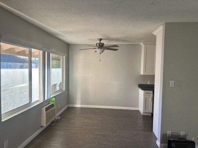 Foto del edificio - 5840 Hazeltine Ave