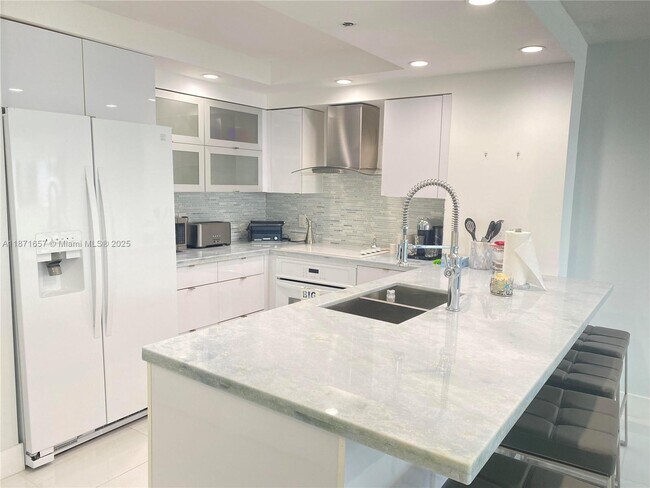Foto del edificio - 6917 Collins Ave