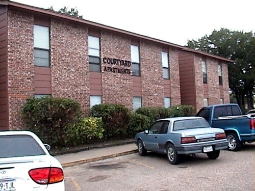 Primary Photo - Courtyard Apartments