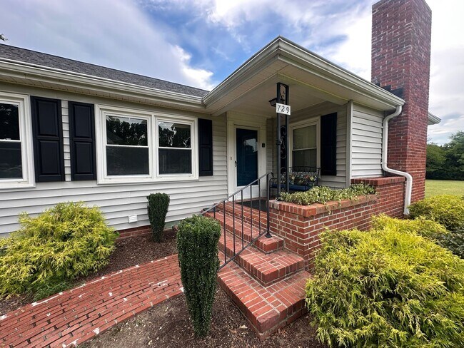 Building Photo - Call Amanda Tate at 757-289-6810 for more ...