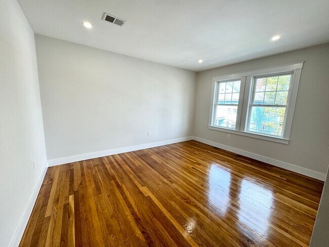 Building Photo - 72 Belden St