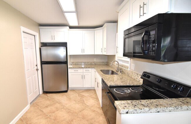 Foto del edificio - 9731 Richmond Cir