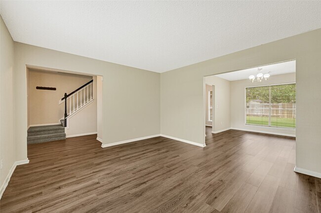Foto del edificio - 4010 Spring Garden Dr