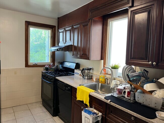 Foto del edificio - 2358 E 23rd St