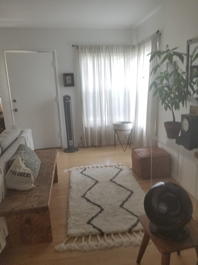 Foto del edificio - 3421 Rowena Ave