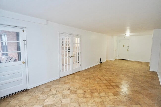 Building Photo - 225 St Pauls Ave