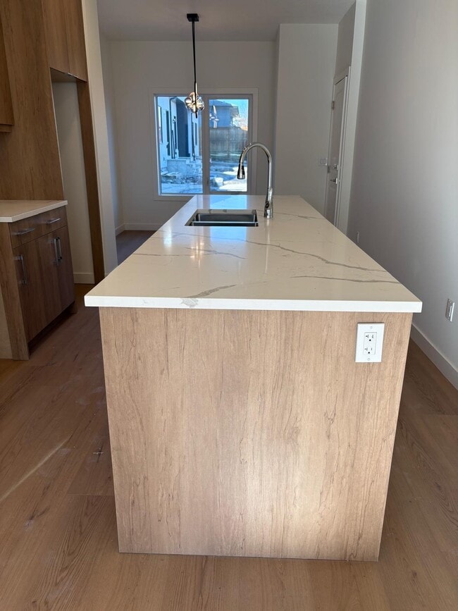 Building Photo - 920-935 35 St SE