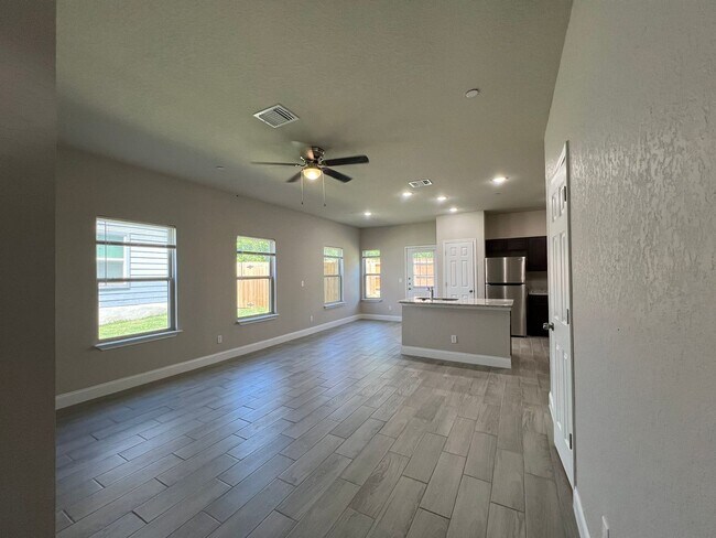 Foto del edificio - 3-bedroom, 2.5-bathroom townhome in Live Oak!