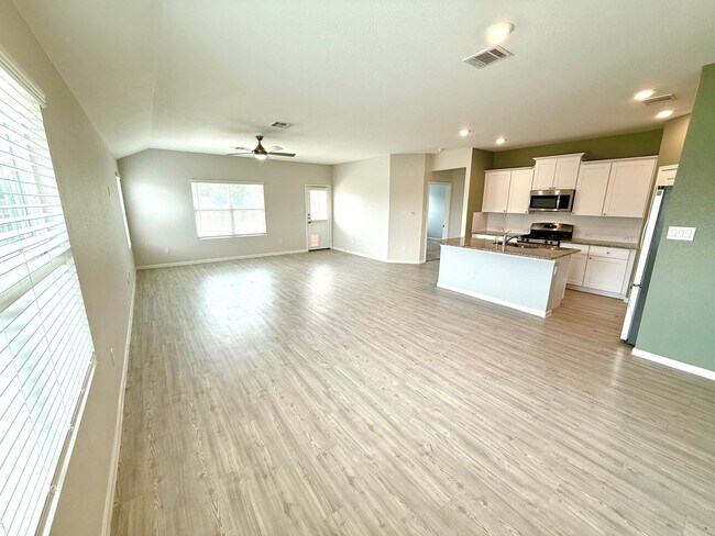 Foto del edificio - **APPLICATION RECEIVED** FIRST TIME RENTAL...