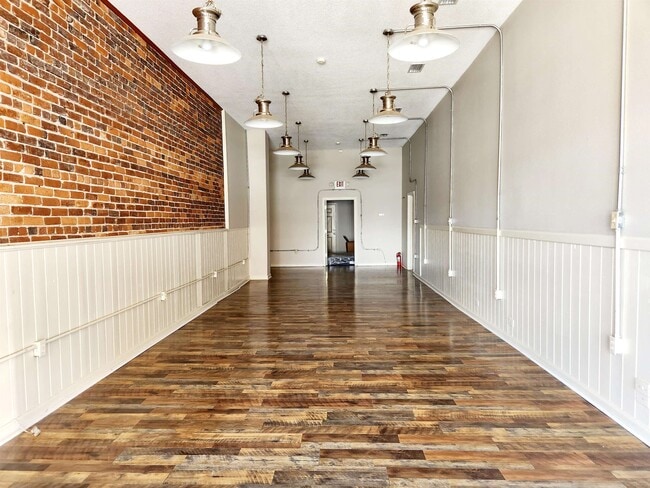 Building Photo - 111 1/2 E Green St