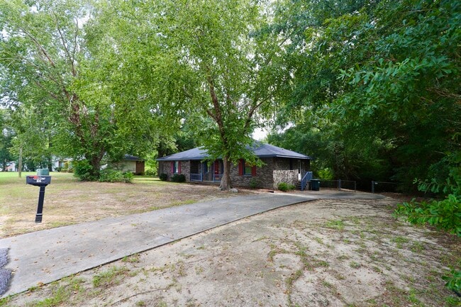 Building Photo - 806 Club Ln
