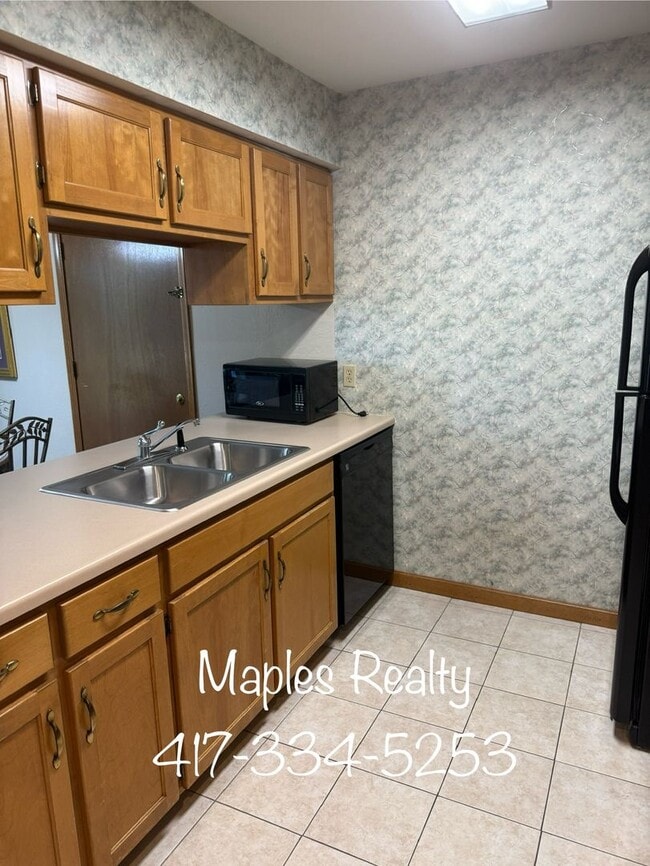 Building Photo - One bedroom FURNSIHED condo at Pointe Royale