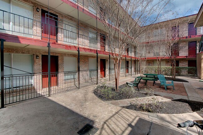 Building Photo - Walk to UT campus,  gorgeous remodeled unit
