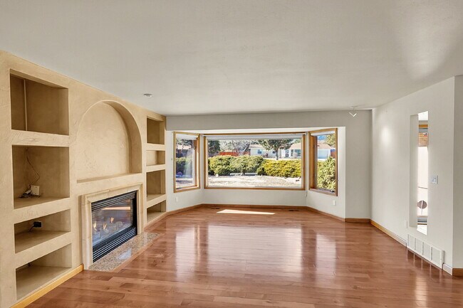 Foto del edificio - $2,195.95, 3-bed, 2-bed, ranch-style home with a large backyard and $300 off first month's rent