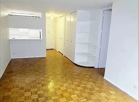 Building Photo - 215 W 95th St